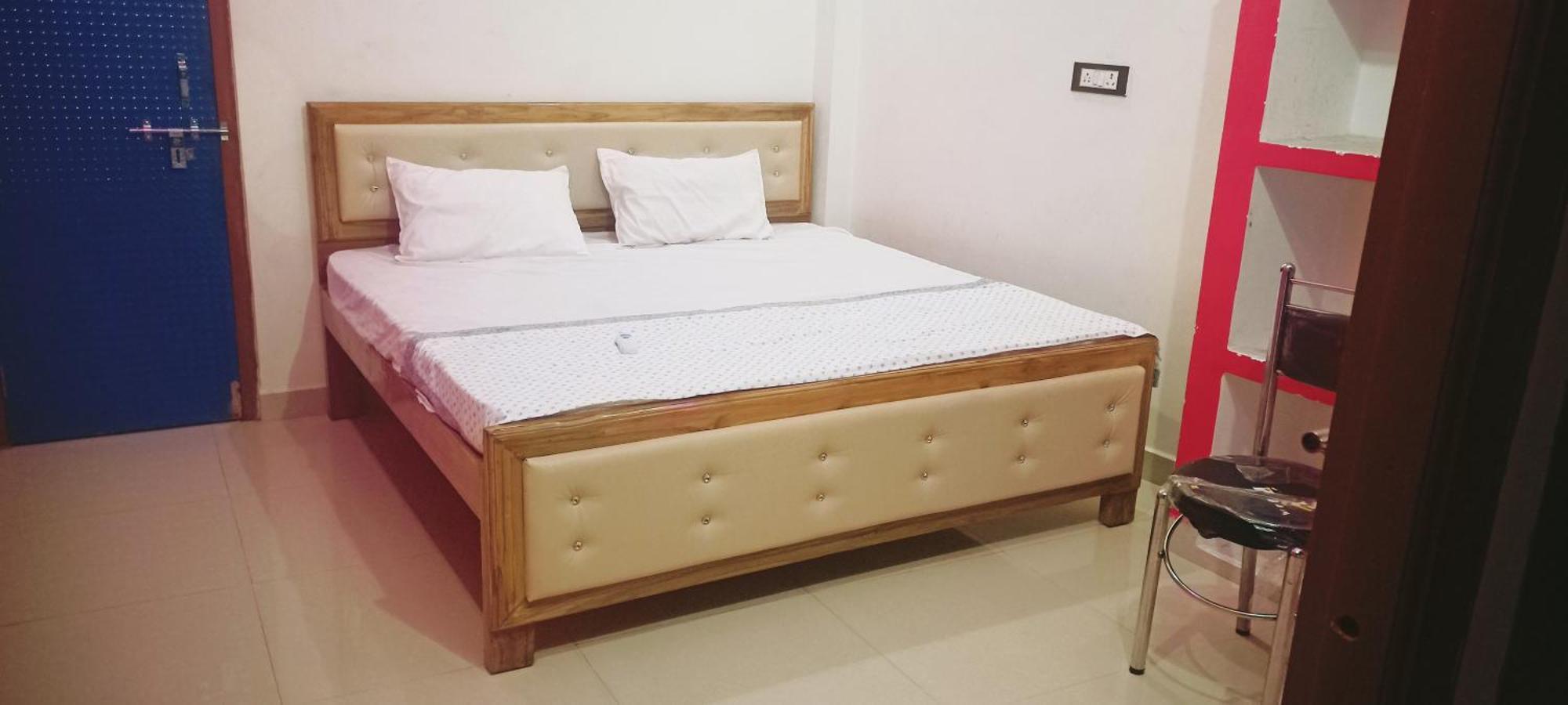 Отель Maa Savitri Gest House Ayodhya Экстерьер фото
